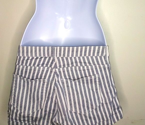 H&M 5-pocket gray and white striped shorts - Picture 3 of 10